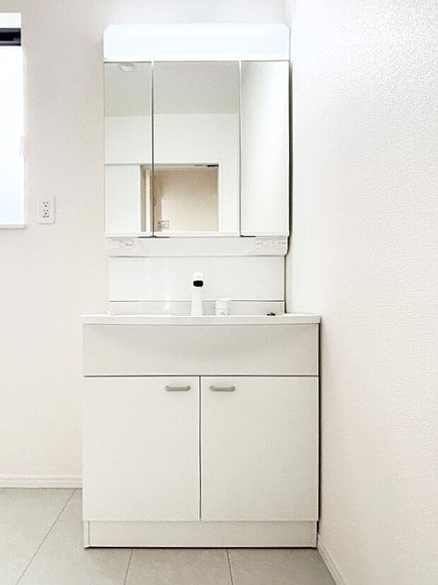 大きく見やすい三面鏡で清潔感ある洗面台は、身だしなみチェックや肌のお手入れにおすすめです。