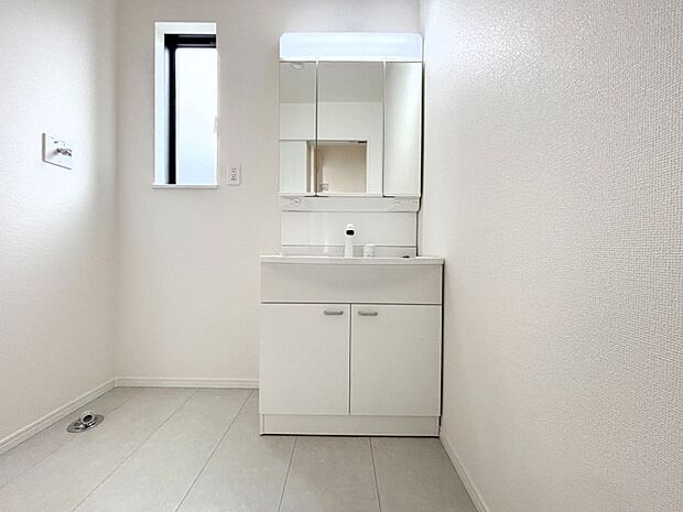 小窓がついているので湿気の多い場所でも換気が十分行えます。毎日の身支度を気持ち良く!