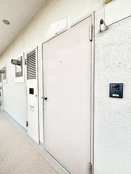 シンプルで落ち着いた雰囲気の玄関周り　