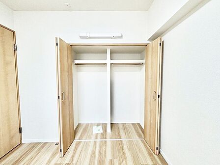 毎日着る衣類や荷物などの収納に便利なクローゼット付き。