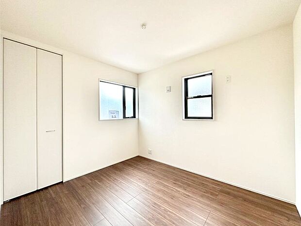 2面採光で気持ちよく自然光が取り入れられるのでお子様のお部屋にもピッタリ