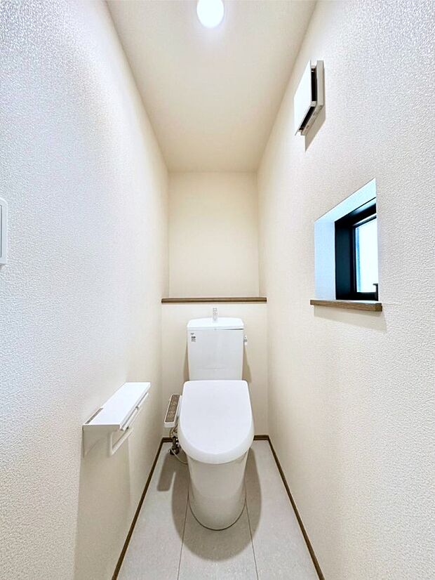 明るく清潔感のあるトイレです。 