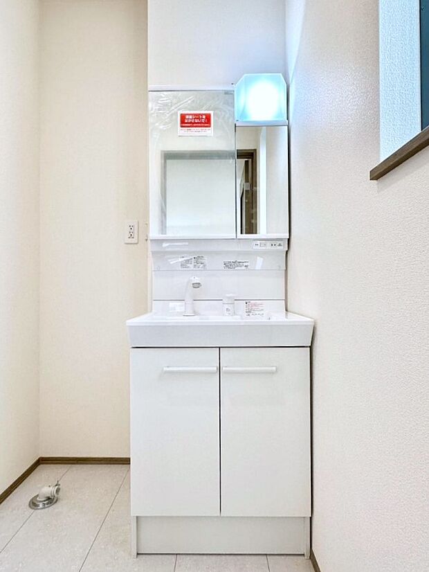 明るい洗面所は毎朝の身支度も楽しくできちゃいそうです。