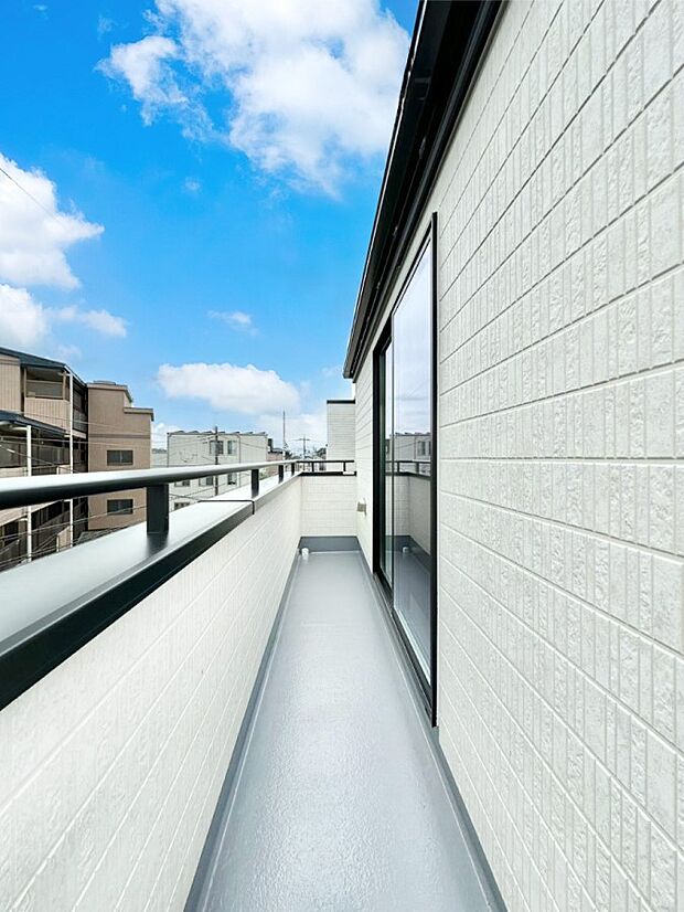 暖かな陽光が降り注ぐバルコニーはお洗濯におすすめ。爽やかな風も心地よいです。 