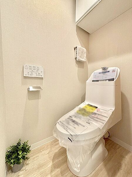 明るく清潔感のあるトイレです。