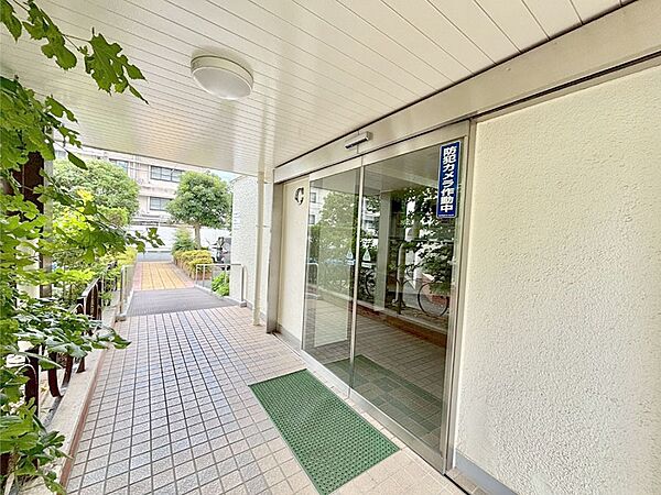 外観 綺麗なエントランスは、居住者を優しく迎えいれてくれます