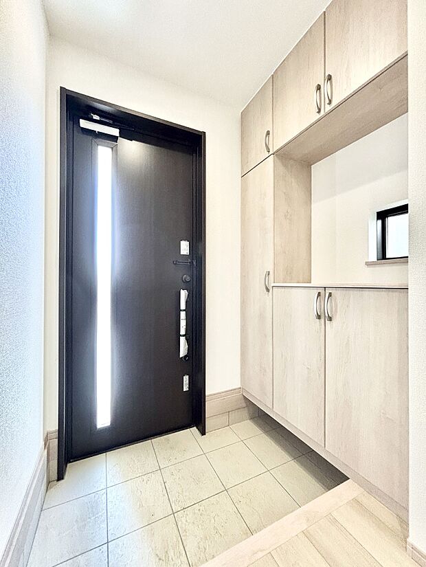 明るい玄関はお客様をお出迎えするのにぴったりです！ 