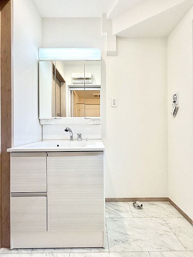 大きく見やすい三面鏡で清潔感ある洗面台は、身だしなみチェックや肌のお手入れにおすすめです。 