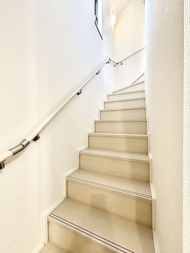 安全性を考慮し階段には手すりを設置しています