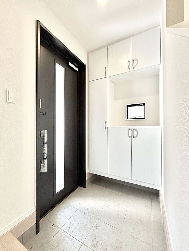 明るい玄関はお客様をお出迎えするのにぴったりです！ 