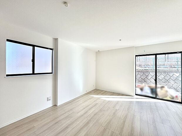 明るい陽光が注ぎ、寛ぎの雰囲気に満たされるリビング・ダイニング。 