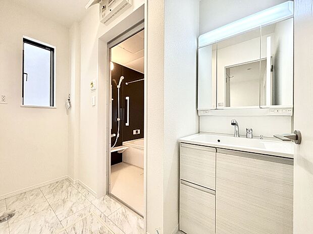 明るい洗面所は毎朝の身支度も楽しくできちゃいそうです。