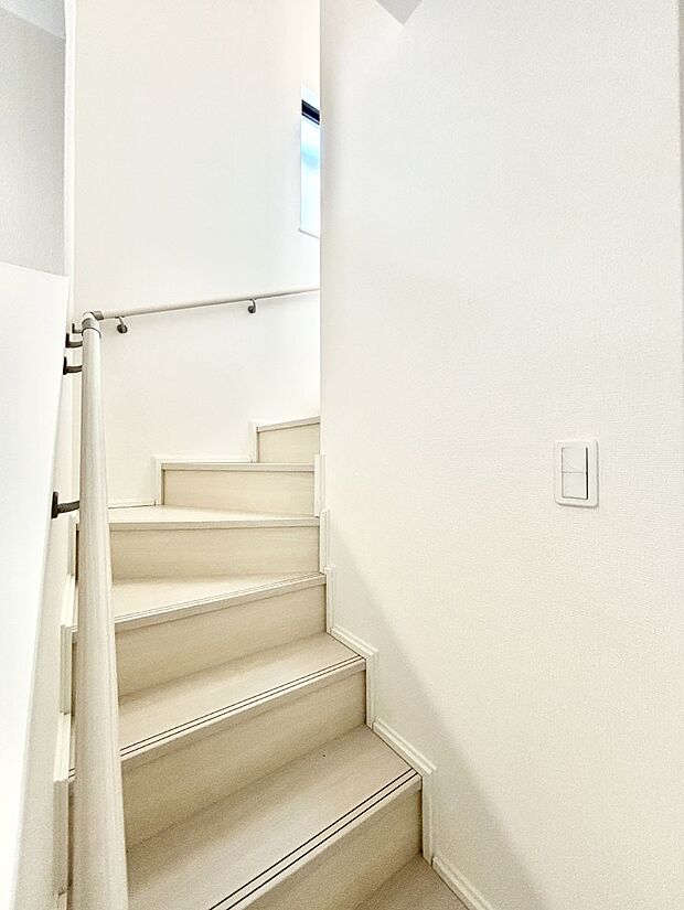 階段は手すり付きなので小さなお子さまやご高齢の方も安心です