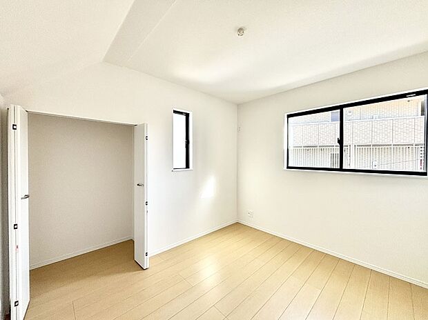 2面採光で気持ちよく自然光が取り入れられるのでお子様のお部屋にもピッタリ