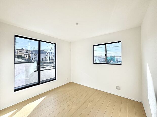 バルコニーが開放感をプラスしてくれる洋室