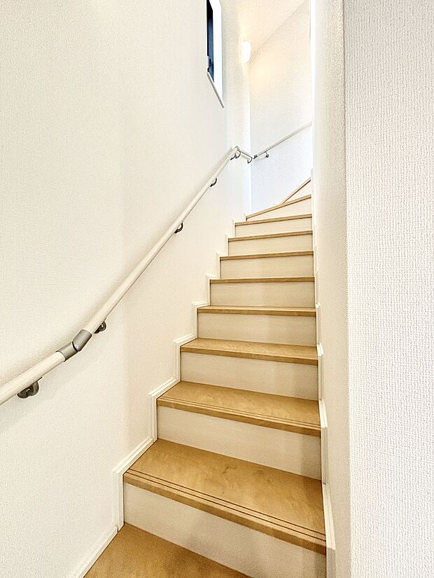 安全性を考慮し階段には手すりを設置しています