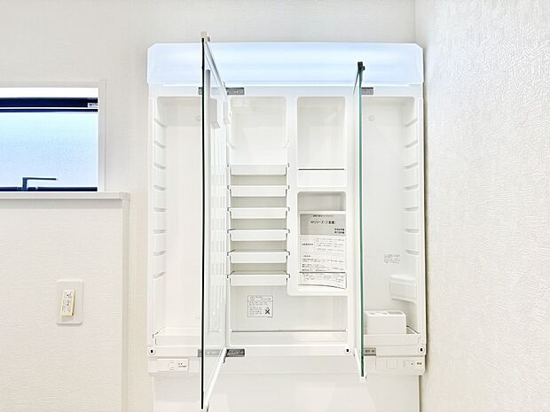 三面鏡の裏に、化粧品や衛生用品などを収納可能。洗面台をすっきりと保ちます!