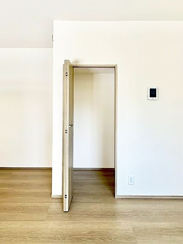 モノが集中しがちな場所ですが、リビング収納があればスッキリ片付きます。
