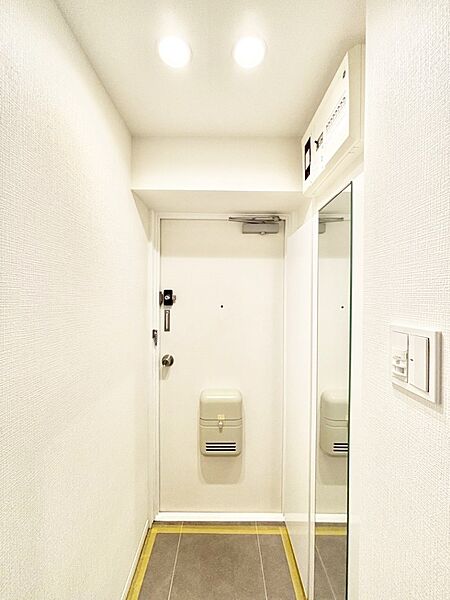 ミラー付きシューズボックスはお出かけ前の身だしなみチェックに便利