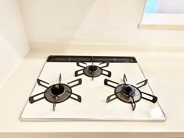 焼く・蒸す・煮るの工程を同時進行で進めることができる三口コンロ