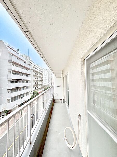 お部屋に開放感と採光をプラスしてくれるバルコニー