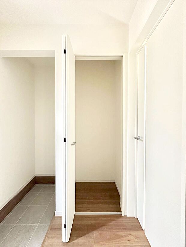 玄関ホール収納です。掃除道具やお出かけ用グッズの収納に便利です。
