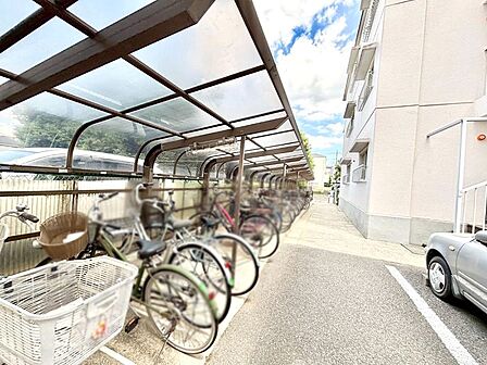 駐輪場は屋根付き