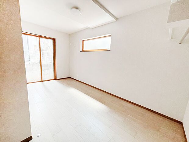 明るい陽光に包まれる心地のよいお部屋でゆったり過ごせます。