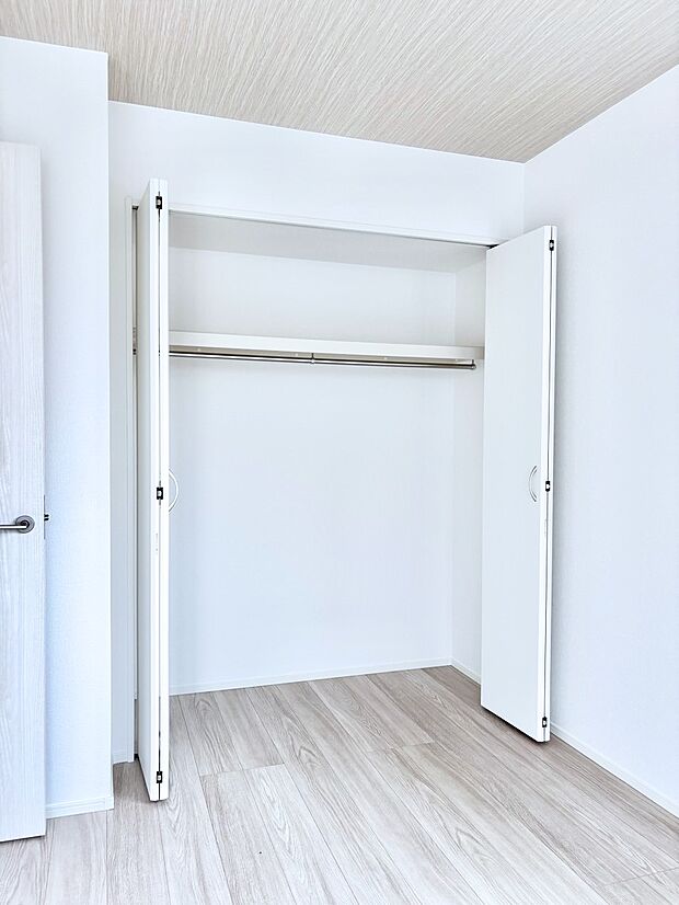 洋室のクローゼット。奥行きがあるので厚手の衣類もすっきり収まります。