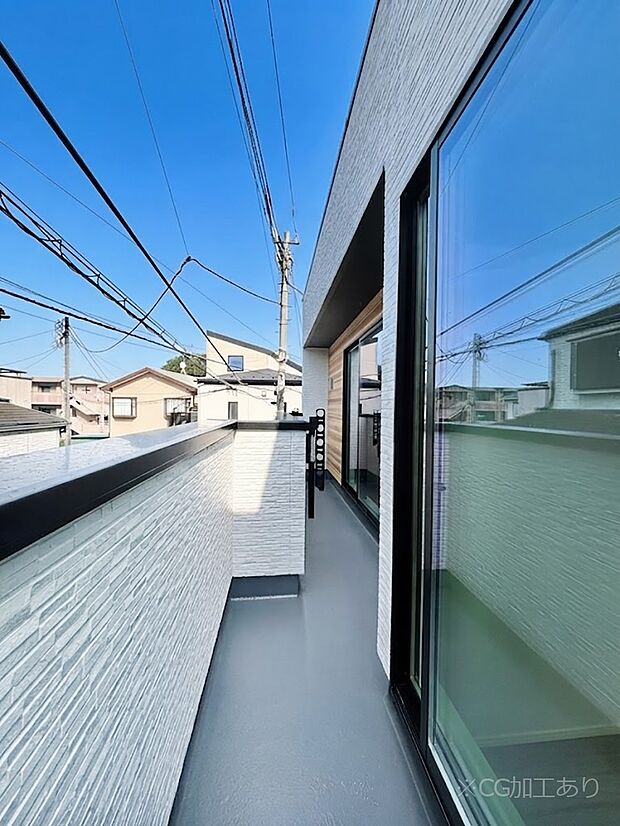 2部屋にまたがるバルコニー。晴れた日には洗濯物も気持ちよく干せそうですね。