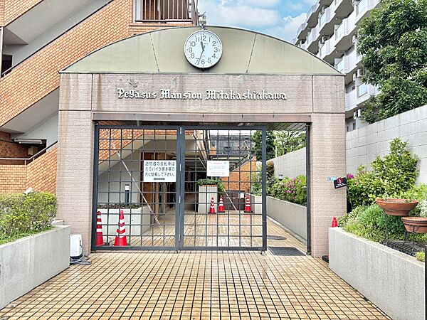 外観 綺麗なエントランスは、居住者を優しく迎えいれてくれます