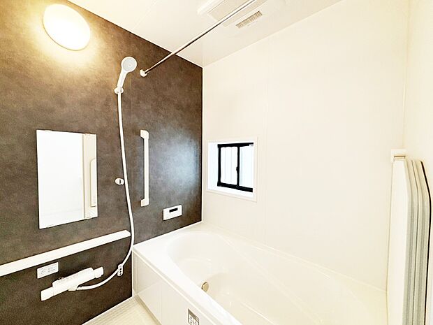一日の疲れを癒してくれる明るい清潔感のあるバスルーム