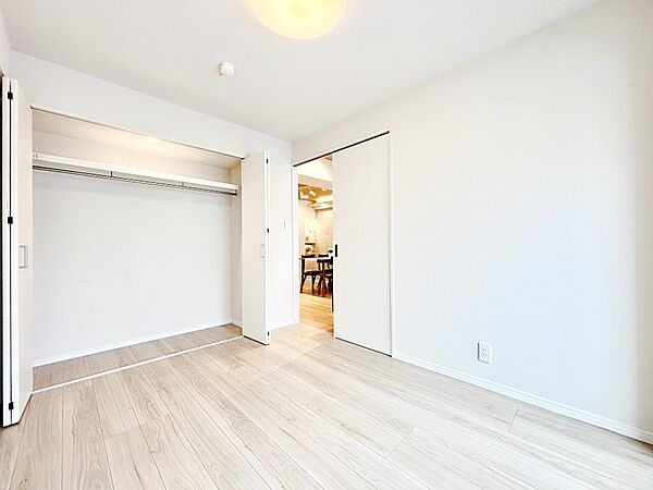 クローゼット付きのお部屋で充実したプライベート時間を過ごせます。　