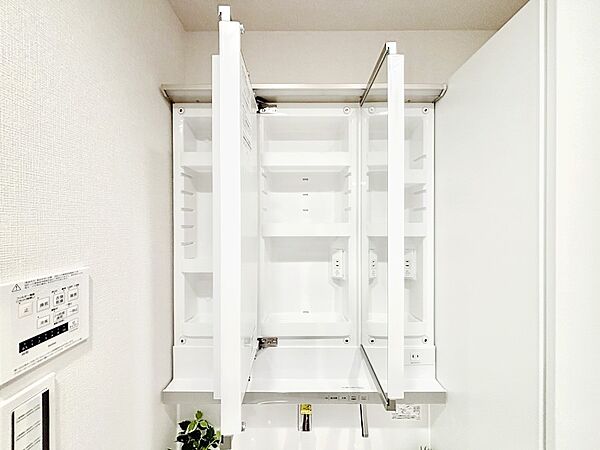 三面鏡の裏に、化粧品や衛生用品などを収納可能。洗面台をすっきりと保ちます！