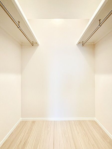 ウォークインクローゼットの活用で生活空間スッキリ  　