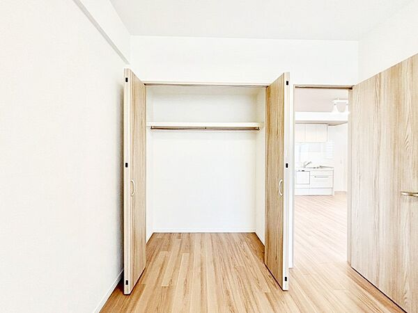 毎日着る衣類もスッキリ収納してくれるクローゼット付きです。