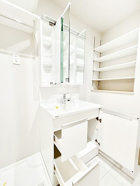 3面鏡キャビネット、洗面台下収納でいつでもスッキリとした洗面空間に！