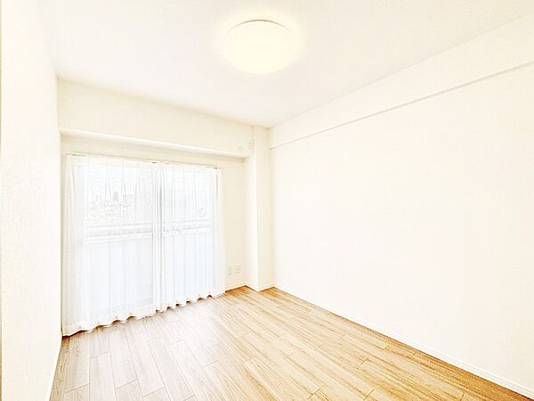 バルコニーからたっぷり入ってくる陽光がお部屋全体を優しく包み込みます！