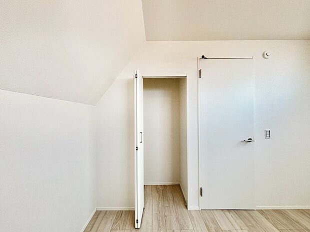 クローゼット付きのお部屋で充実したプライベート時間を過ごせます。