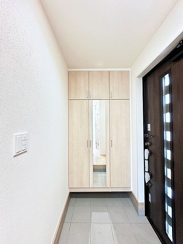 天井まである玄関収納で、家族全員の靴もすっきり収納！ 