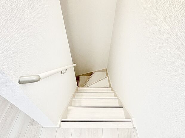 安全性を考慮し階段には手すりを設置しています