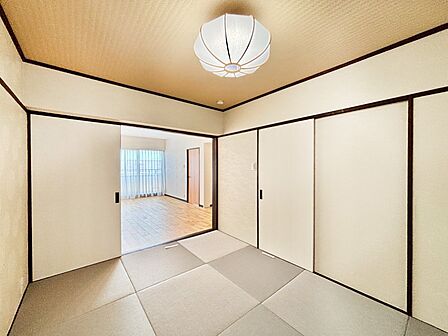 リビング隣接の和室は毎日の暮らしに癒しと安らぎをもたらしてくれます