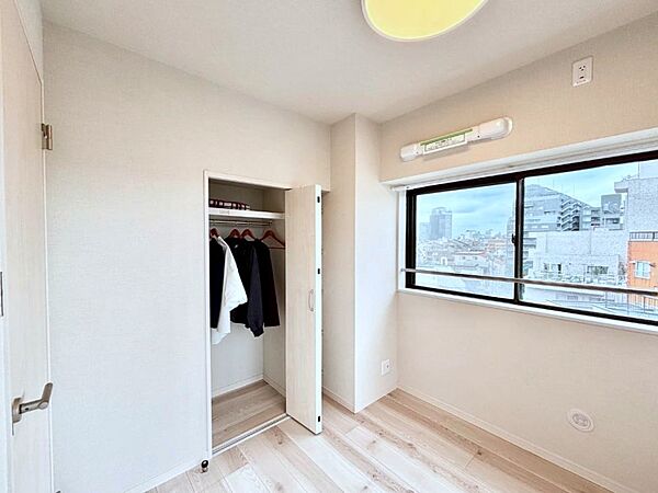 お子さまのお部屋としても！衣類の整理整頓に便利なクローゼット付きの洋室。