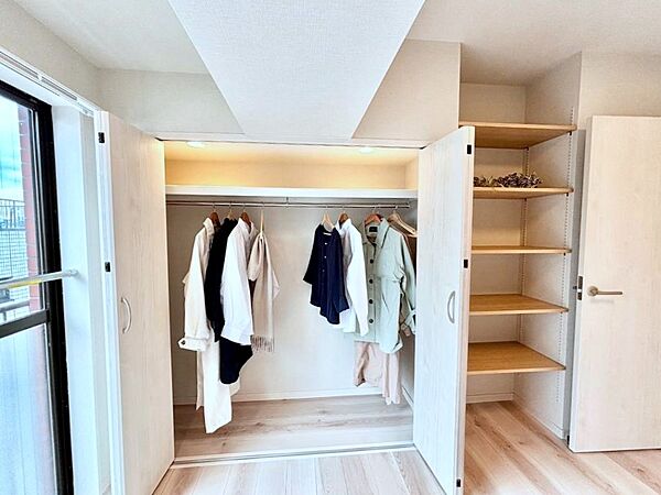 洋室クローゼット。奥行きがあるので厚手の衣類もすっきり収納できます。