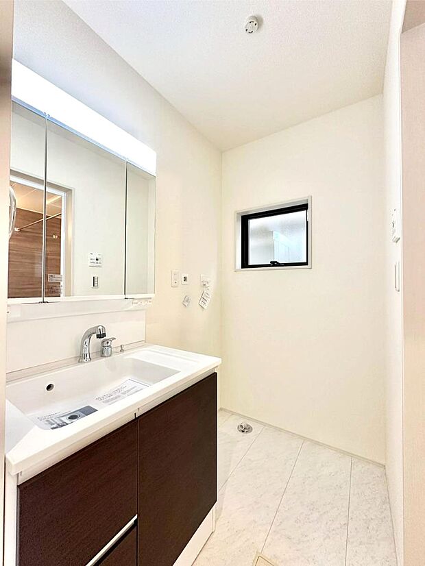 明るい洗面所は毎朝の身支度も楽しくできちゃいそうです。