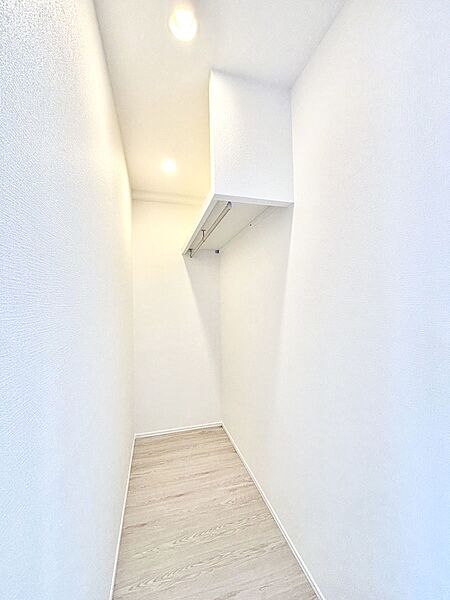 リビング収納。ここに収納があると物が集まるLDKがスッキリ片付きそうですね。
