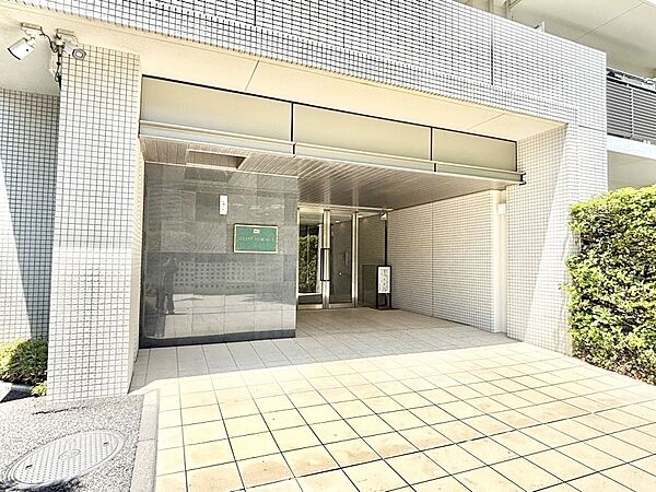 外観 綺麗なエントランスは、居住者を優しく迎えいれてくれます