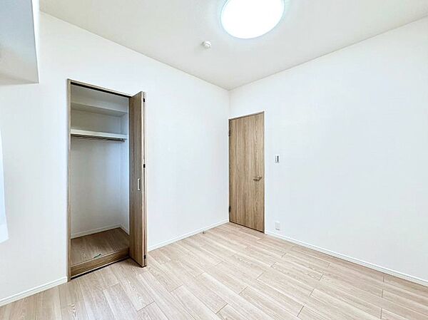お子さまのお部屋としても！衣類の整理整頓に便利なクローゼット付きの洋室。