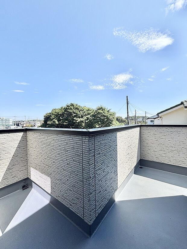 ゆったりバルコニーだから沢山お洗濯ものを干せます。