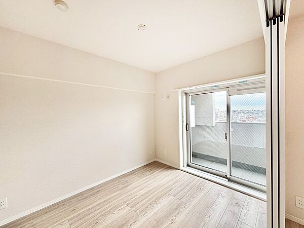 バルコニーに繋がるお部屋は開放感があります。